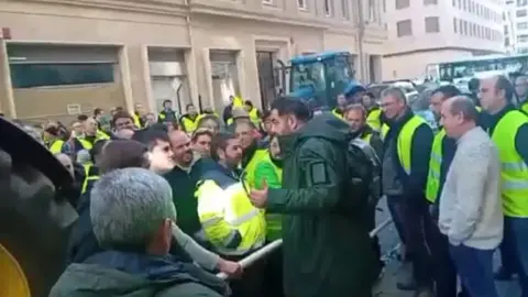 Alzórriz se enfrenta a los agricultores navarros a las puertas de la Hacienda foral.