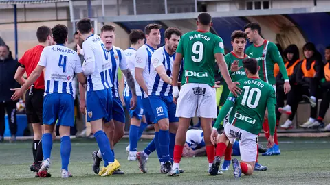 Partido de fútbol de Segunda Federación Grupo 2 entre CD Izarra y Deportivo Alavés B disputado en el estadio de Mercatondoa de Estella. IÑIGO ALZUGARAY