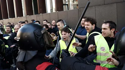 Los agricultores que desde primeras horas de este jueves se han concentrado en el Parlamento de Navarra han despedido con pitidos e insultos a los miembros del Gobierno y parlamentarios en su salida de la Cámara, una vez finalizada la sesión plenaria. En la movilización, que ha comenzado cuando todavía no había amanecido con la concentración de tractores en la inmediación de las inmediaciones de la sede del Legislativo, se han vivido momentos especialmente tensos cuando un grupo de agricultores ha tratado de entrar por la fuerza en el edificio, lo que les ha sido impedido por la Policía Foral.Este intento de "asalto a la Cámara", por el que han sido identificadas al menos doce personas, ha sido condenado tanto por el presidente del Parlamento, Unai Hualde, como por la presidenta de Navarra, María Chivite. EFE/ Jesús Diges