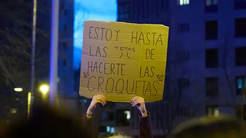 Miles de personas recorren las calles de Pamplona en el Día Internacional de la Mujer en una manifestación convocada por el movimiento feminista con motivo del 8M. IÑIGO ALZUGARAY
