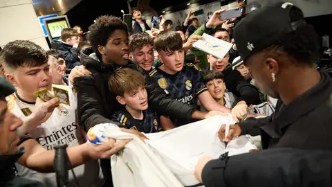 Llegada de los jugadores del Real Madrid al aeropuerto de Noain para jugar mañana contra Osasuna en el estadio de El Sadar. IÑIGO ALZUGARAY