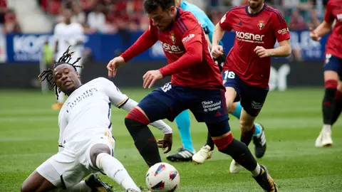 Eduardo Camavinga (12. Real Madrid CF) y Jose Arnaiz (20. CA Osasuna) durante el partido de La Liga EA Sports entre CA Osasuna y Real Madrid CF disputado en el estadio de El Sadar en Pamplona. IÑIGO ALZUGARAY