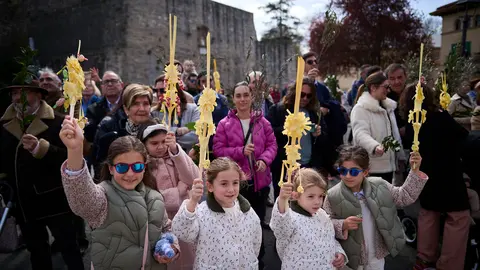 Cientos de personas participan en la procesión del Domingo de Ramos 2024. PABLO LASAOSA