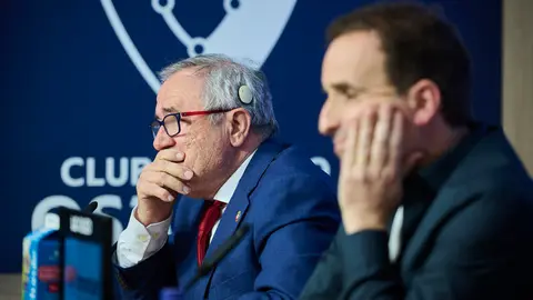 Jagoba Arrasate anuncia su despedida de Osasuna, acompañado del presidente de Osasuna, Luis Sabalza, y el director deportivo, Braulio Vázquez. PABLO LASAOSA