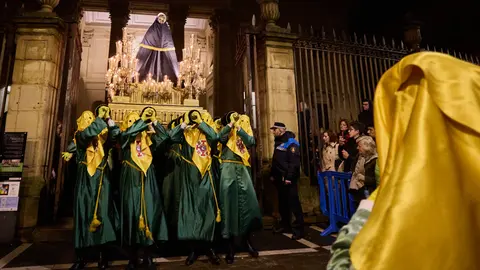 Retorno del paso de La Dolorosa desde la Catedral de Pamplona hasta la iglesia de San Lorenzo tras la suspensión de la procesión de Viernes Santo debido a la lluvia y que ha obligado a cubrir la imagen con un impermeable de 'Goretex'. IÑIGO ALZUGARAY