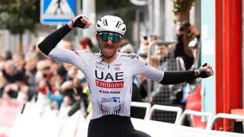 El estadounidense Brandon McNulty (UAE Emirates), se impone en el Gran Premio Miguel Induráin-Laboral Kutxa 2024, este sábado en Estella.- EFE/ Villar Lopez