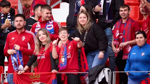 Aficionados rojillos desplazados a Almería para presenciar el partido de Osasuna. CA Osasuna