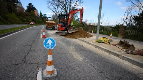 Cuesta de Beloso entre Pamplona y Burlada, donde ya han comenzado las tareas previas y de señalización para las obras del carril bici. IÑIGO ALZUGARAY
