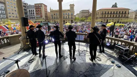 La Asociación Navarra de Autismo celebra en la Plaza del Castillo de Pamplona el Día Mundial de Concienciación del Autismo. ASOCIACION NAVARRA DE AUTISMO