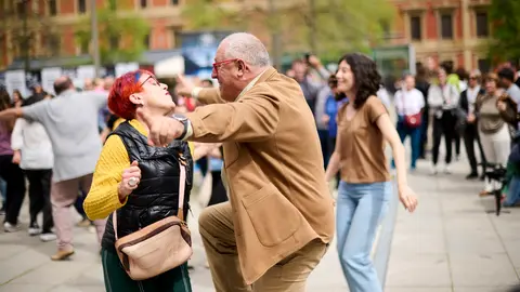Decenas de personas bailan en la clase abierta del festival de Spring Lindy Weekend 2024. PABLO LASAOSA