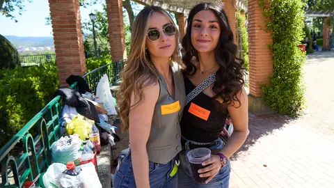 Almuerzo, botellón y fiesta previa a la Carpa Universitaria de Primavera de los estudiantes de la Universidad Pública de Navarra en el parque de la Medialuna de Pamplona. IÑIGO ALZUGARAY