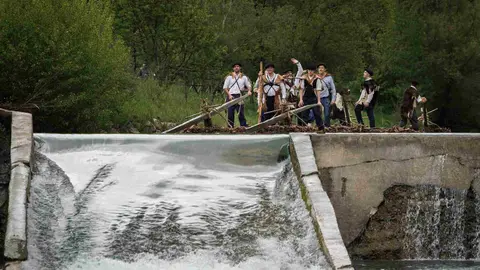 La localidad navarra de Burgui ha vivido un año más la esperada bajada de las almadías, una fiesta que homenajea al ya desaparecido oficio de los almadieros que durante décadas transportaron río abajo, convertidos en precarias balsas, los troncos de madera talados en el Pirineo. EFE/ Villar López