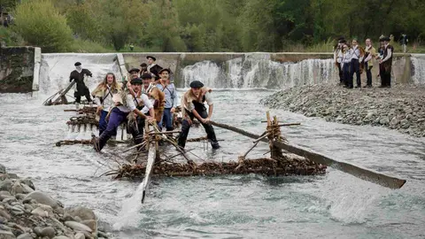 La localidad navarra de Burgui ha vivido un año más la esperada bajada de las almadías, una fiesta que homenajea al ya desaparecido oficio de los almadieros que durante décadas transportaron río abajo, convertidos en precarias balsas, los troncos de madera talados en el Pirineo. EFE/ Villar López