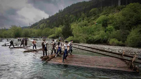 La localidad navarra de Burgui ha vivido un a&ntilde;o m&aacute;s la esperada bajada de las almad&iacute;as, una fiesta que homenajea al ya desaparecido oficio de los almadieros que durante d&eacute;cadas transportaron r&iacute;o abajo, convertidos en precarias balsas, los troncos de madera talados en el Pirineo. EFE/ Villar L&oacute;pez