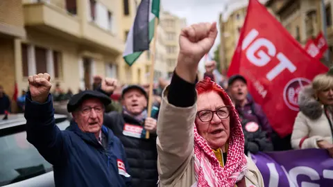 UGT y CCOO de Navarra se manifiestan con motivo del 1 de mayo bajo el lema 'Por el pleno empleo, reducir jornada, mejorar salarios'. PABLO LASAOSA