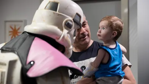 Personajes de Star Wars visitan a niños con cáncer ingresados en el Hospital Universitario de Navarra. GOBIERNO DE NAVARRA