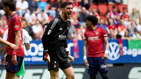 Sergio Herrera (1. CA Osasuna) durante el partido de La Liga EA Sports entre CA Osasuna y Real Betis disputado en el estadio de El Sadar en Pamplona. IÑIGO ALZUGARAY