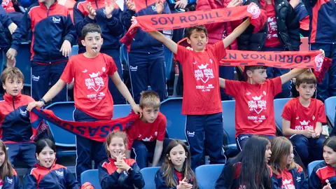 Entrenamiento de Osasuna en El Sadar con presencia de 4.000 alumnos de centros educativos participantes en el proyecto Aula Rojilla. IÑIGO ALZUGARAY