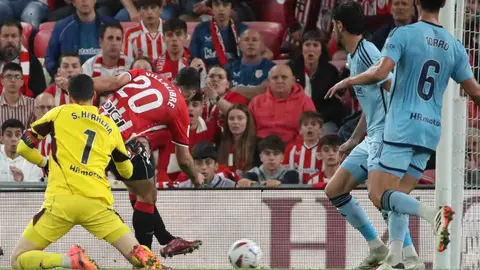 Villalibre mawrca el gol del empate para el Athletic en presencia de Sergio Herrera, Catena y Torró. EFE