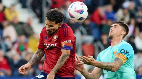 Rubén García (14. CA Osasuna) y Antonio Raíllo (21. RCD Mallorca) durante el partido de La Liga EA Sports entre CA Osasuna y RCD Mallorca disputado en el estadio de El Sadar en Pamplona. IÑIGO ALZUGARAY