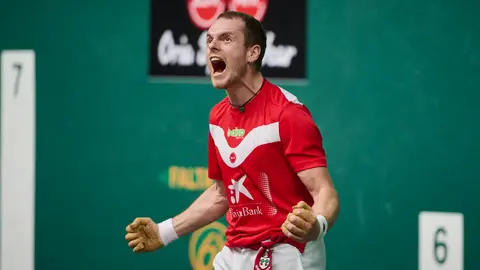 Unai Laso y Javier Zabala disputan una plaza en la final del Manomanista. PABLO LASAOSA