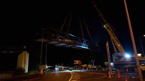 Montaje del tramo principal de la pasarela sobre la carretera PA-30 que cruzará la ronda de Pamplona para conectar las localidades de Arre y Villava. GOBIERNO DE NAVARRA