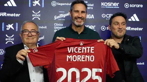 Presentación de Vicente Moreno como nuevo entrenador del Club Atlético Osasuna, en la que ha estado acompañado por el presidente rojillo, Luis Sabalza, y el director deportivo del equipo, Braulio Vázquez. IÑIGO ALZUGARAY