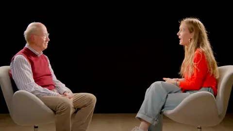 José Mª y María, dos voluntarios de Cáritas.