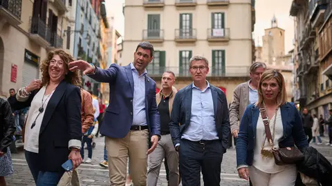 El presidente del Partido Popular, Alberto Núñez Feijóo, clausura un mitin electoral junto al presidente del PP de Navarra, Javier García con la intervención de el candidato navarro al Parlamento Europeo Antonio López Istúriz y la coordinadora de campaña y concejala del Ayuntamiento de Pamplona, Carmen Alba. PABLO LASAOSA