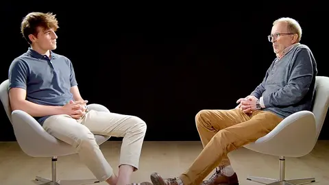 Dos voluntarios de Cáritas en Navarra.