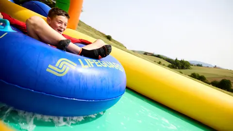 Súper tobogán acuático gigante de 105 metros, en las Fiestas de Sarriguren de 2024. IÑIGO ALZUGARAY