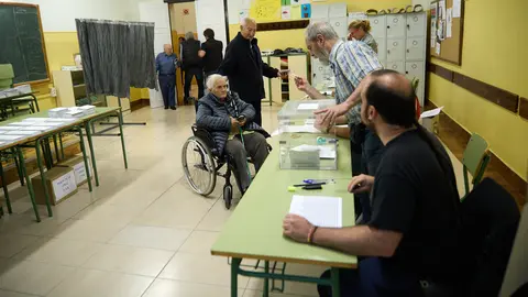 Inicio de la jornada electoral para las Elecciones al Parlamento Europeo en el IES Plaza de la Cruz de Pamplona. IÑIGO ALZUGARAY