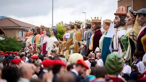 La Comparsa de Gigantes y Cabezudos de Orcoyen celebra su XX aniversario con una gigantada en la que han 11 comparsas de Navarra. PABLO LASAOSA