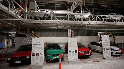 GRAFCAV4422. PAMPLONA, 29/06/2024.- La próxima semana, antes de los Sanfermines, saldrá de las líneas de montaje de Volkswagen Navarra el último coche del modelo Polo cuarenta años después de que este emblemático turismo comenzara a fabricarse en la planta de Pamplona, que ha hecho de este ‘superventas’ una de sus señas de identidad. El Polo, del que se han realizado en total seis rediseños -cinco de ellos producidos en Pamplona- se deja de montar en la factoría de Pamplona, pero no desaparece del mercado, ya que se seguirá fabricando en la planta de la multinacional alemana en Sudáfrica. En total, en estos cuarenta años, Volkswagen Navarra ha producido más de 8,4 millones de unidades de este modelo (8.421.145 a las 6,00 horas del viernes 28 de junio). El adiós del Polo en Pamplona tiene un motivo muy concreto: habilitar espacio en las líneas de montaje para la próxima fabricación de dos modelos eléctricos de Volkswagen. EFE/Jesús Diges