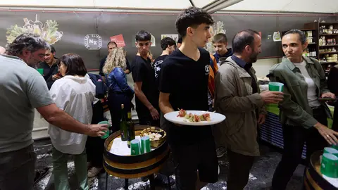 El Paseo de Sarasate inaugura una carpa para la promoción de alimentos navarros, donde se podrá consumir producto local de calidad, pinchos, bebidas y bocadillos. IÑIGO ALZUGARAY