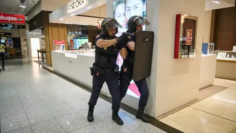 La Policía Nacional realiza un simulacro de incidente crítico con tirador activo en el Corte Inglés. PABLO LASAOSA