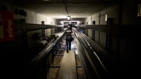 La unidad de Subsuelo de Policía Nacional revisa las galerías subterraneas de Pamplona previo a San Fermín 2024. PABLO LASAOSA