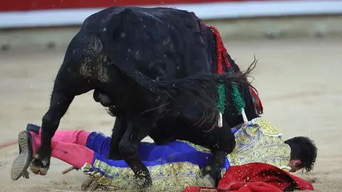 GRAFCAV4683. PAMPLONA, 05/07/2024.-  Apuros del novillero Alejandro Chicharro durante la faena a su primero de la tarde donde comparte cartel con Jarocho y Samuel Navalón con novillos de la ganadería Pincha.  EFE/ JP Urdiroz