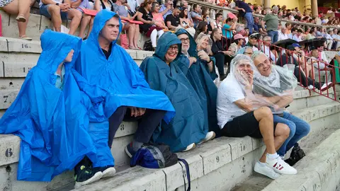 Los tendidos de la Plaza de Toros de Pamplona durante la novillada de la ganadería de Pincha de Lodosa que abre la Feria del Toro de San Fermín 2024 para los novilleros Jarocho, Alejandro Chicharro Chicharro y Samuel Navalón. IÑIGO ALZUGARAY
