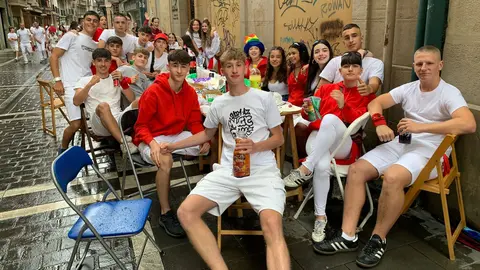 Una cuadrilla almorzando antes del Chupinazo. PATXI CERVANTES