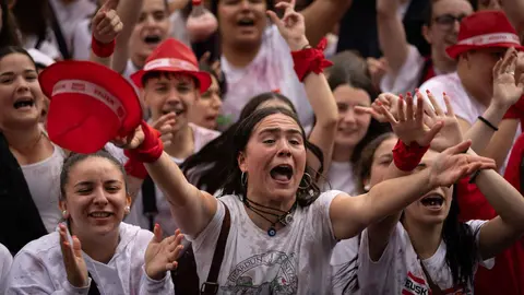 Miles de personas celebran el chupinazo desde  la Plaza del Castillo.  MAITE H. MATEO-02