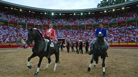 Un grupo de mariachis ha sorprendido a Pablo Hermoso de Mendoza en su despedida de San Ferm&iacute;n en Pamplona. EFE