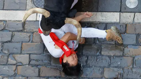 A la espera del primer encierro de San Ferm&iacute;n el d&iacute;a 7 de julio con toros de La Palmosilla en Pamplona en el tramo de Estafeta. EFE - VILLAR L&Oacute;PEZ