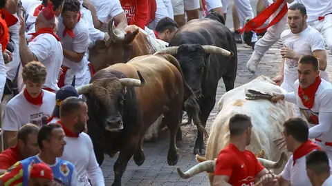 Primer encierro de San Ferm&iacute;n el d&iacute;a 7 de julio con toros de La Palmosilla en Pamplona en la bajada al Callej&oacute;n. EFE - J.P. URDIROZ (1)