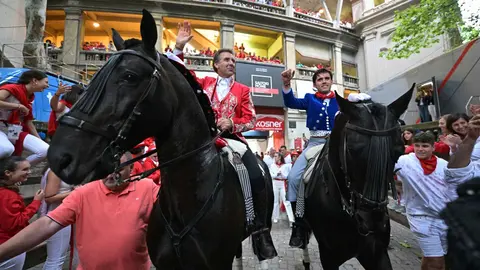 El rejoneador Pablo Hermoso de Mendoza (i), junto a su hijo Guillermo Hermoso de Mendoza (d), salen por la puerta grande de la Plaza de Toros de Pamplona en la segunda de abono de los Sanfermines 2024. EFE/ Daniel Fern&aacute;ndez