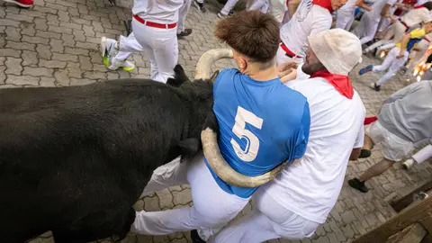 Segundo encierro de San Fermín 2024 con toros de Cebada Gago en el callejón. MAITE H.MATEO-53