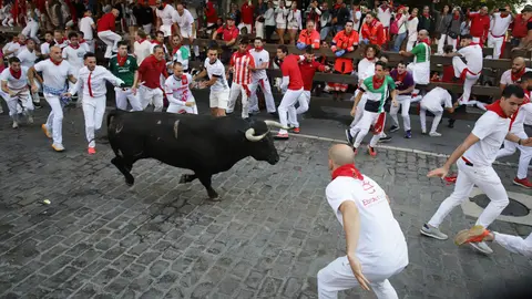Segundo encierro de las fiestas de San Fermín 2024 con toros de Cebada Gago en el tramo de telefónica. HECTOR NAVARRO