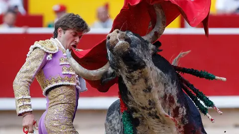 El diestro Juan Leal durante la lidia a su primer toro de la tarde en la cuarta de abono de la Feria de Toro de los Sanfermines 2024 donde ha compartido cartel con Román e Isaac Fonseca. EFE Villar Lopez