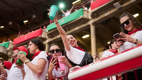 Tercer encierro de las fiestas de San Fermín 2024 con toros de Victoriano del Río en el callejón. PABLO LASAOSA