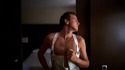 El torero Román se prepara para torear en la Plaza de Toros de Pamplona a los Cebada Gago durante la segunda tarde de toros de San Fermín 2024. PABLO LASAOSA